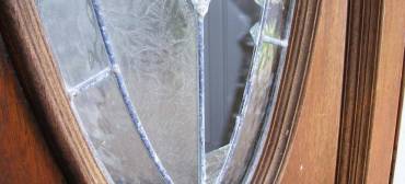 Ремонт межкомнатной двери: замена разбитого стекла